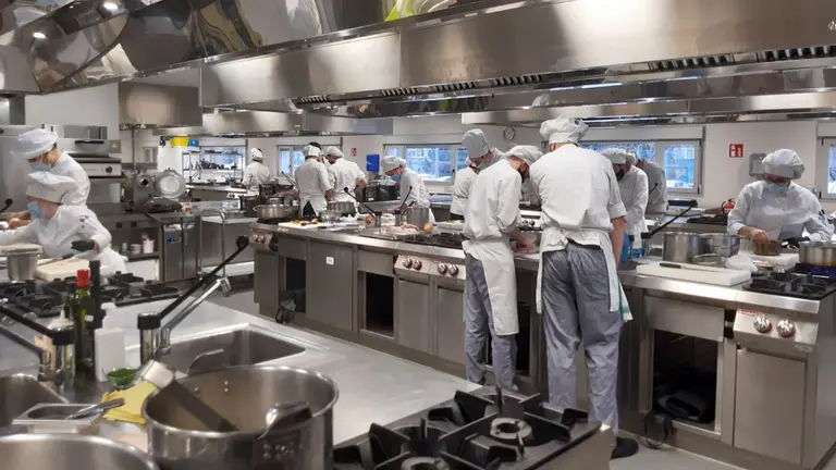 Reyno Gourmet y el Centro Integrado “Burlada FP” colaboran en la formación del alumnado de hostelería. CEDIDA