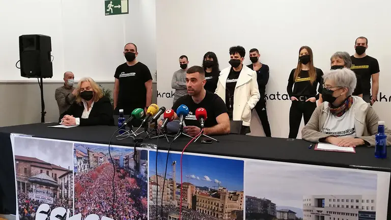 Adur Ramírez de Alda junto con Igone Goikoetxea (Altsasu Gurasoak) e Idoia Goikoetxea (Altsasukoak Aske). EUROPA PRESS