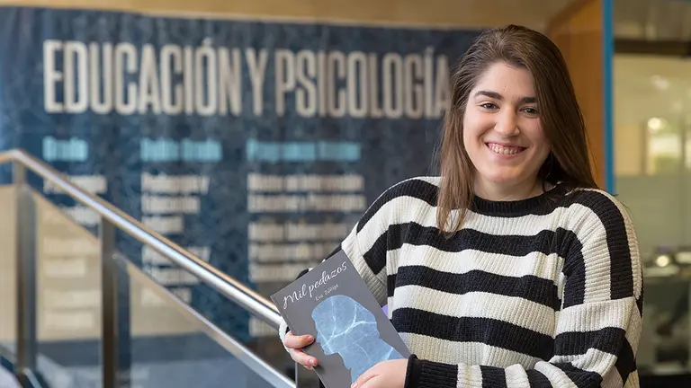 Eva Zúñiga con su recopilatorio de poemas y relatos. UNIVERSIDAD DE NAVARRA