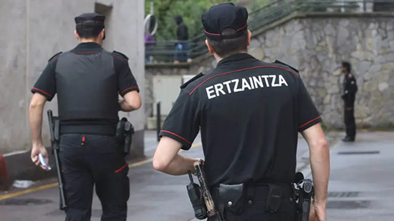 Dos agentes de la Ertzaintza durante un operativo anterior. ARCHIVO.