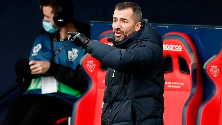 El entrenador del Granada, Diego Martínez, da instrucciones a sus jugadores durante el partido Osasuna-Granada disputado este domingo en el Estadio de El Sadar en Pamplona, correspondiente a la vigesima jornada de la Liga Santander. EFE/Jesús Diges