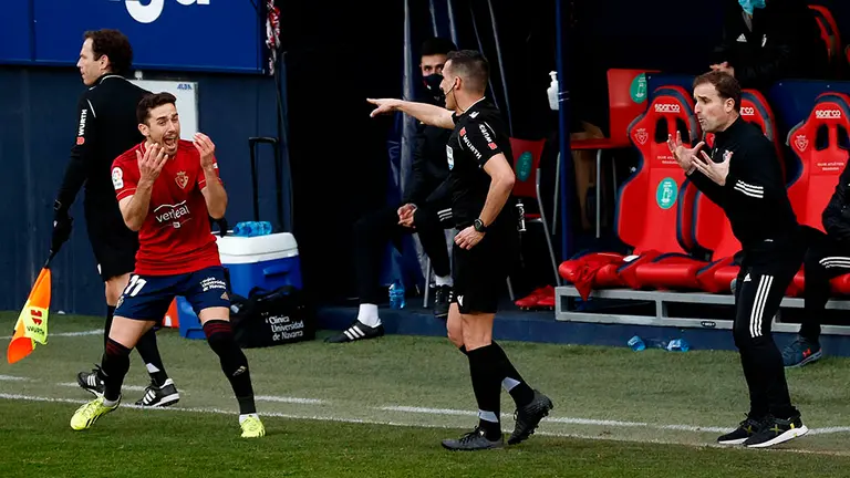 El entrenador de Osasuna Jagoba Arrasate protesta una decisón arbitral durante el partido que les ha enfrentado al Granada este mediodía en el Estadio de El Sadar, correspondiente a la vigésima jornada de la Liga Santander. EFE/Jesús Diges