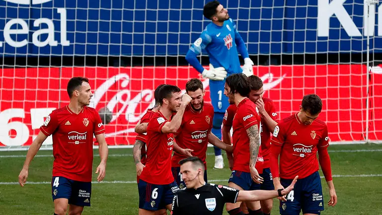 Los jugadores del Osasuna celebran el tercer gol conseguido ante el Granada durante el partido disputado entre ambos equipos este mediodía en el Estadio de El Sadar, correspondiente a la vigésima jornada de la Liga Santander. EFE/Jesús Diges