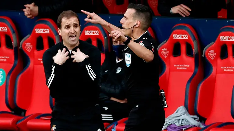 El entrenador de Osasuna Jagoba Arrasate protesta una decisón arbitral durante el partido que les ha enfrentado al Granada este mediodía en el Estadio de El Sadar, correspondiente a la vigésima jornada de la Liga Santander. EFE/Jesús Diges