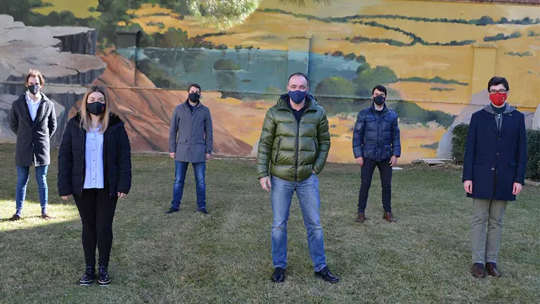 Laura Casanova (izquierda) junto a Javier Esparza y el resto de miembros de la nueva directiva de Juventudes Navarra de UPN.