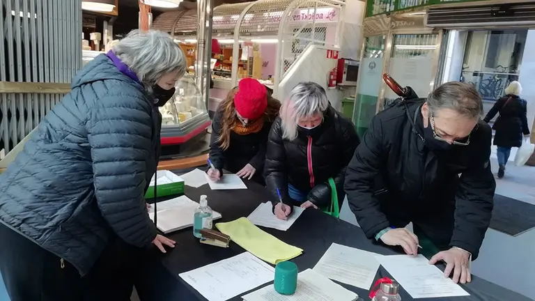 Recogida de firmas para reclamar la cobertura de las plazas de pediatra en el Casco Viejo de Pamplona.

AZ Ekimena ha impulsado una recogida de instancias en las que se reclama "una solución inmediata y ajustada a las necesidades de la población infantil del Casco Viejo y del Primer Ensanche". La plataforma, que ha recabado 310 instancias a lo largo de la semana, más las que se hayan recabado en la mesa instalada en el mercado de Santo Domingo el viernes y sábado, las entregarán este lunes, 25 de enero, a las 11.00 horas, en el Servicio Navarro de Salud (calle Tudela, 20).

ESPAÑA EUROPA SOCIEDAD NAVARRA
AZ EKIMENA