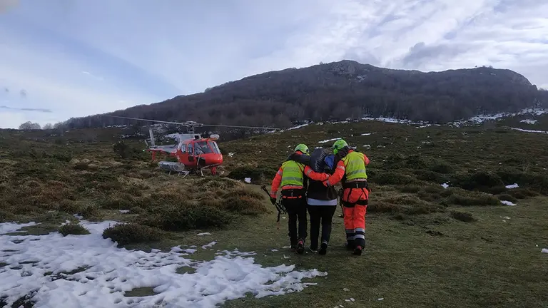 Rescate de los Bomberos de Navarra a una mujer en Yoar. BOMBEROS DE NAVARRA