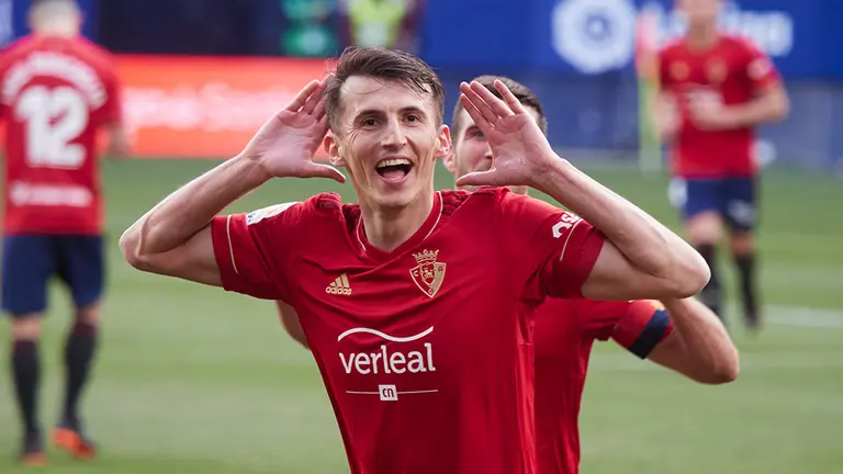 Ante Budimir celebra uno de sus dos goles en el partido Osasuna - Granada (3-1) en El Sadar. Europa Press.