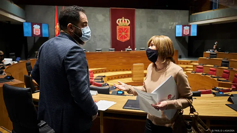 Uxue Barkos(d) y Ramón Alzórriz, minutos antes de la Mesa y Junta de Portavoces en el Parlamento de Navarra. PABLO LASAOSA