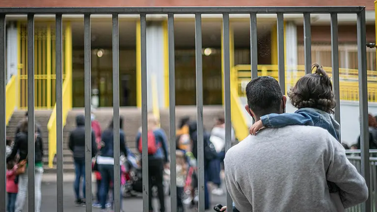 Padres y alumnos a las puertas de un colegio en el inicio del curso escolar en mitad de la pandemia. ARCHIVO.