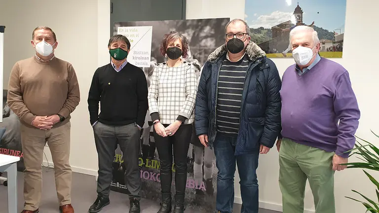 De izda. a dcha Del Amo (presidente de la Federación Navarra de Fútbol), Arregui (presidente del Xota), Esnaola (consejera de Deporte), Ramírez (presidente del Ribera Navarra) y Pozueta (director gerente del IND). GOBIERNO DE NAVARRA