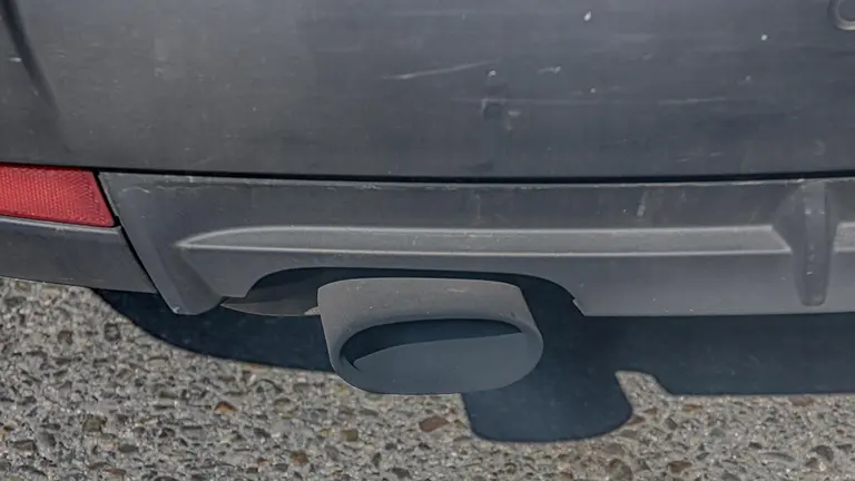 Tubo de escape de un coche emitiendo polución. Ricardo Rubio (EUROPA PRESS)