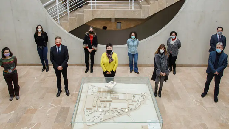Autores de la publicación. De izda. a dcha. primera fila: Rebeca Echávarri Aguinaga, David Delgado Ramos (presidente del Colegio de Graduados Sociales de Navarra), Elisa Sierra Hernaiz, Mercedes Langarica Romero (gerente del Colegio de Graduados Sociales de Navarra) y Jose Luis Goñi Sein. Segunda fila, de izquierda a derecha: Sara Martínez de Moretín, Leticia Jericó Ojer, Lohitzune Zuloaga Lojo, Eliana Alemán Salcedo y Hugo López López.