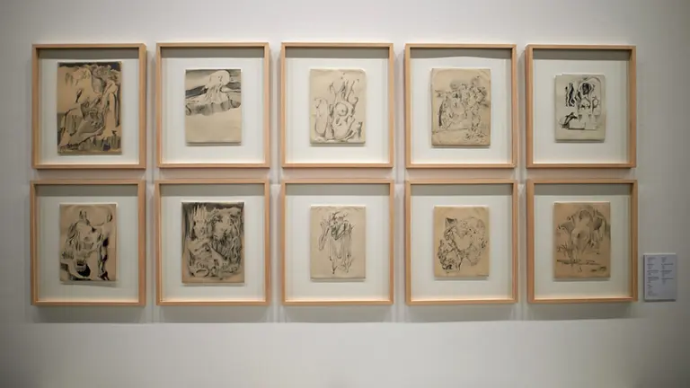 Las consejeras de Relaciones Ciudadanas y de Cultura y Deporte, Ana Ollo y Rebeca Esnaola, respectivamente, presentan la exposición 'Gerardo Lizarraga, artista en el exilio'. MIGUEL OSÉS