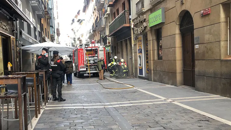 Bomberos trabaja en una avería de tipo eléctrico originada en una arqueta de la calle Estafeta. CEDIDA