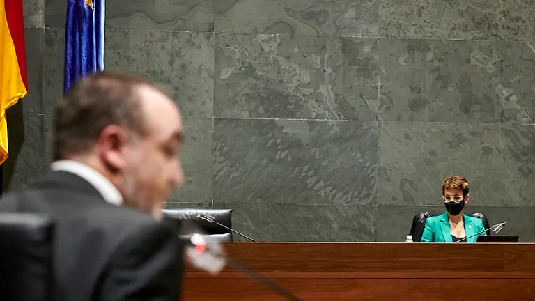 Javier Esparza interviene en el Parlamento durante la comparecencia de la presidenta Chivite. PABLO LASAOSA