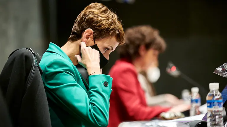María Chivite, presidenta del Gobierno de Navarra, comparece en el Parlamento para informar sobre las razones por las que no ha cesado al consejero Manu Ayerdi. PABLO LASAOSA