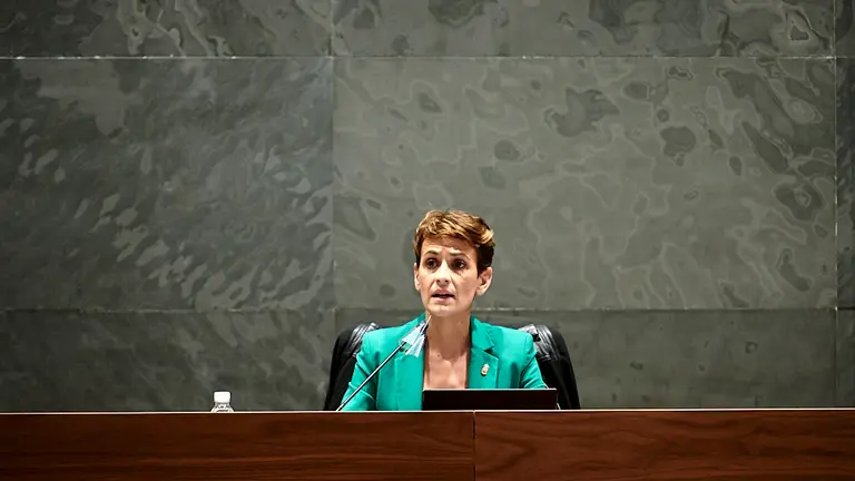 María Chivite, presidenta del Gobierno de Navarra, comparece en el Parlamento para informar sobre las razones por las que no ha cesado al consejero Manu Ayerdi. PABLO LASAOSA