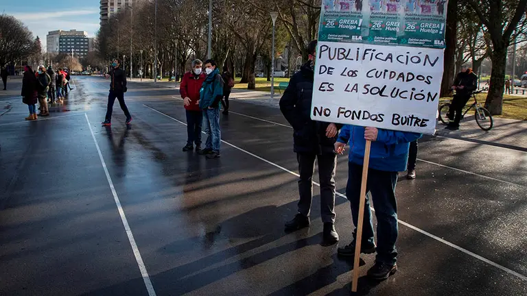 El sindicato ELA denuncia el recorte de recursos en las residencias privadas de la tercera edad. EFE/ Villar López
