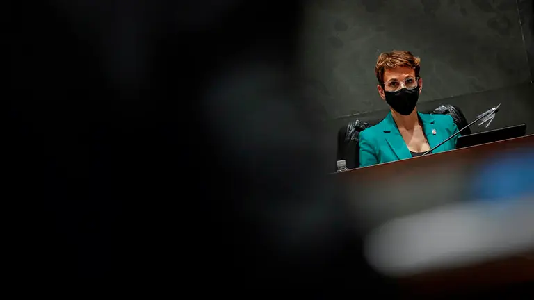 La presidenta del Gobierno de Navarra, María Chivite, durante su comparecencia este martes en el Parlamento para informar sobre las razones por las que no ha cesado al consejero Manu Ayerdi tras el Auto del Tribunal Supremo por el que abre una causa penal para investigarle por los presuntos delitos de malversación y prevaricación. EFE/ Villar López