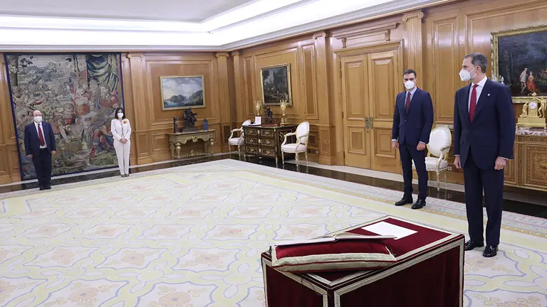 Los nuevos ministros toman posesión de su cargo ante el Rey en el Palacio de la Zarzuela. CASA DEL REY