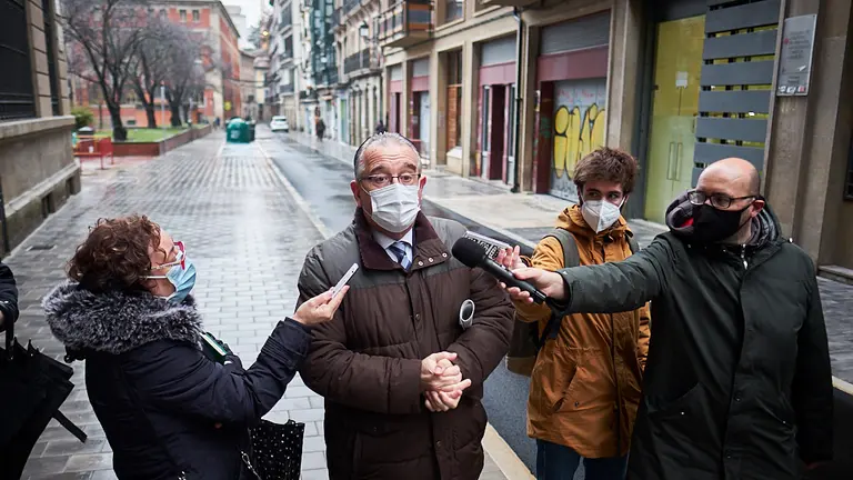La Gerencia y la Comisión de Urbanismo del Ayuntamiento visitan las obras de reurbanización parcial de las calles Ansoleaga y San Francisco. PABLO LASAOSA