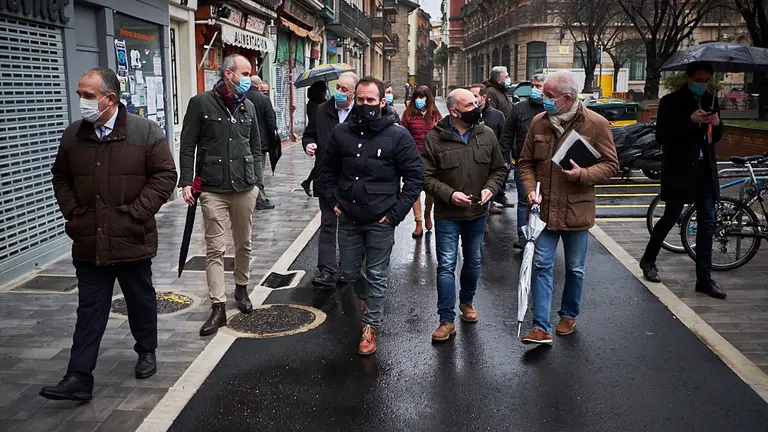 La Gerencia y la Comisión de Urbanismo del Ayuntamiento visitan las obras de reurbanización parcial de las calles Ansoleaga y San Francisco. PABLO LASAOSA