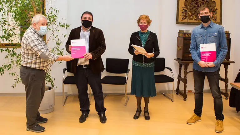 El presidente del Parlamento de Navarra, Unai Hualde (segundo por la izquierda), recibe a los representantes del Foro Social PermanenteFernando Armendáriz, Terexa Fagoaga y Tasio Arrizabalaga. PARLAMENTO DE NAVARRA