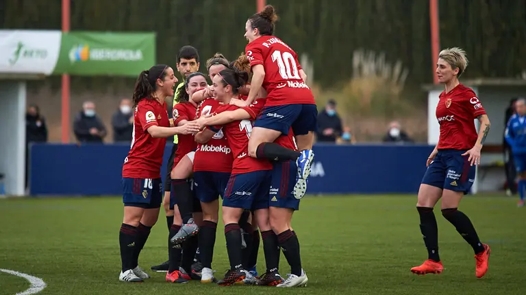Partido de futbol entre Osasuna Femenino y Seagull Badalona disputado en las instalaciones de Tajonar. MIGUEL OSÉS