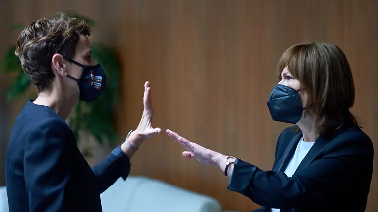 La Presidenta del Gobierno de Navarra, María Chivite (i), habla con la expresidenta Uxue Barkos en el atrio del Parlamento de Navarra durante la sesion plenaria de los jueves. MIGUEL OSÉS