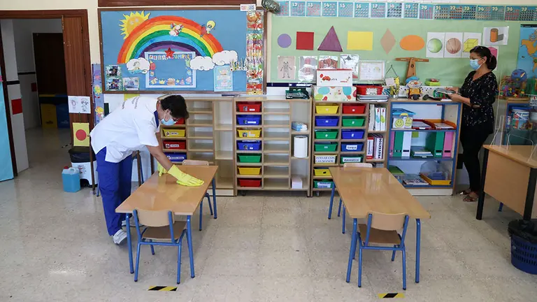 Una limpiadora desinfecta como medida preventiva una de las aulas  ante el Covid-19 una de las aulas del colegio público Pablo Neruda. Málaga a 9 de septiembre 2020

09 SEPTIEMBRE 2020

9/9/2020