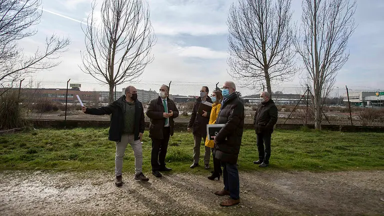 Visita del concejal Juan José Echeverría y el alcalde Enrique Maya al solar entre Buztintxuri y Berriozar. AYUNTAMIENTO DE PAMPLONA