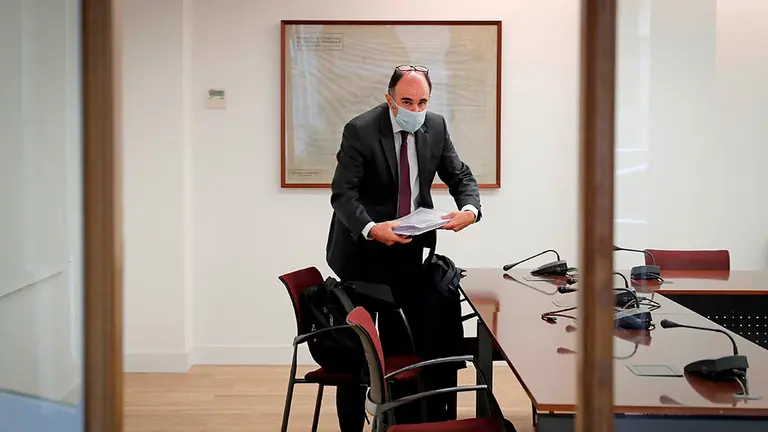 El consejero de Desarrollo Económico, Manu Ayerdi, tras la reunión que ha mantenido este martes en Pamplona con los representantes del sector hostelero de la comunidad Foral en la que se ha acordado prorrogar dos semanas más la medida de cierre total de establecimientos y crear una mesa técnica que vaya estudiando los datos epidemiológicos y planifique una posible desescalada. EFE/ Villar López