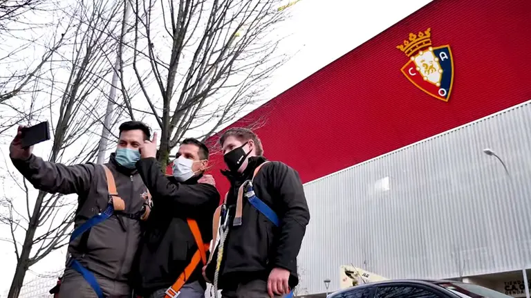 Un grupo de aficionados se hace un selfie con el escudo de Osasuna en El Sadar. YOUTUBE.