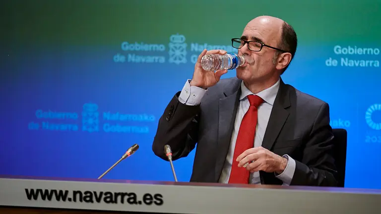 Manu Ayerdi, Consejero del Gobierno de Navarra, durante la rueda de prensa informando sobre su dimisión. PABLO LASAOSA