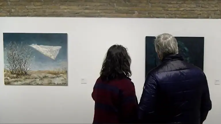 Dos personas observan la exposición en el Pabellón de Mixtos de la Ciudadela. AYUNTAMIENTO DE PAMPLONA