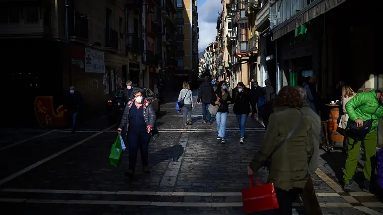 Gente paseando por la calle Estafeta durante la tercera ola del coronavirus en Pamplona. MIGUEL OSÉS
