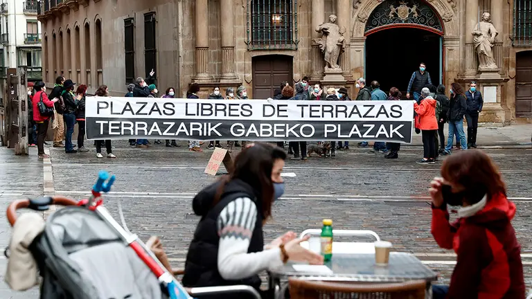 Vecinos de las plazas Compañía y San José de Pamplona han mostrado, con una cacerolada en la plaza Consistorial, su rechazo a la posibilidad de que se autorice a la hostelería a instalar terrazas en esos espacios emblemáticos del casco antiguo de la capital. La protesta ha tenido lugar coincidiendo con la reunión en dependencias municipales de la Comisión covid-19 para tratar, entre otras cuestiones, posibles emplazamientos para terrazas de hostelería ante la situación generada en el sector por la pandemia. EFE/ Jesús Diges