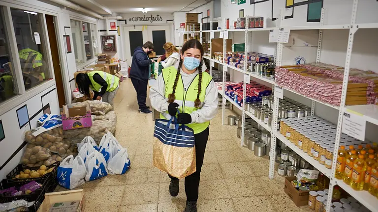 Voluntarios de ASVONA durante el reparto del Banco de Alimentos de Pamplona. PABLO LASAOSA