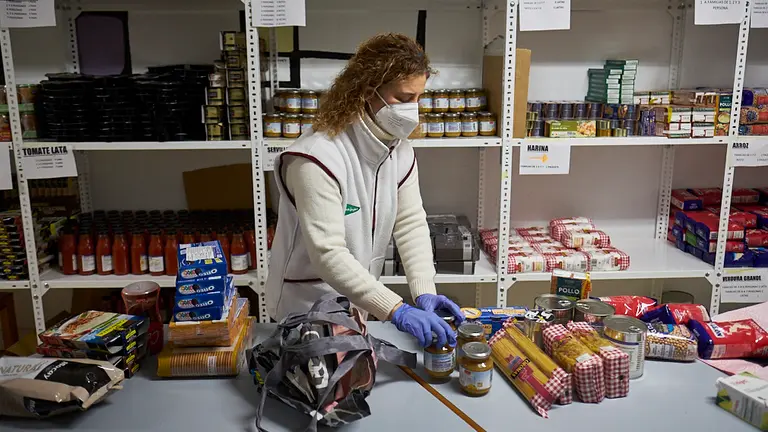 Voluntarios de ASVONA durante el reparto del Banco de Alimentos de Pamplona. PABLO LASAOSA