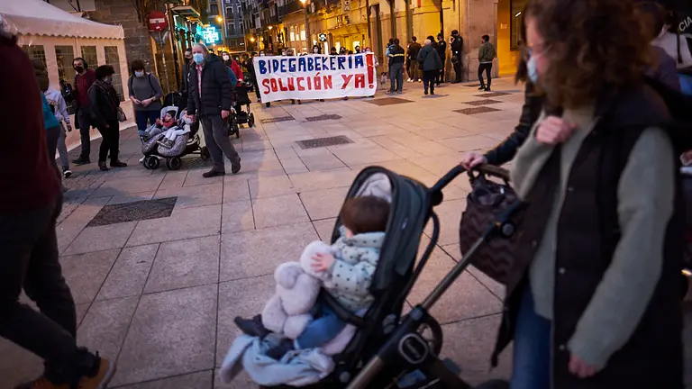Manifestación de la plataforma Haur Eskolak Euskaraz para protestar por la situación del euskera en las escuelas infantiles de Pamplona. PABLO LASAOSA