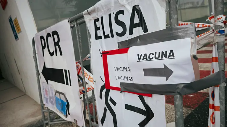 Representantes del Gobierno de Navarra, de la Universidad Pública de Navarra y del SAMU de Toulouse  atienden a los medios de comunicación durante el despliegue del hospital móvil que recorrerá en las próximas semanas diferentes localidades navarras con el objetivo de apoyar la vacunación COVID-19 en la Comunidad Foral.

Esta instalación ha sido cedida por el Centro Hospitalario Universitario de Toulouse (Francia) en el marco de la red de cooperación europea EGALURG, de la que forma parte el centro de investigación biomédica Navarrabiomed.