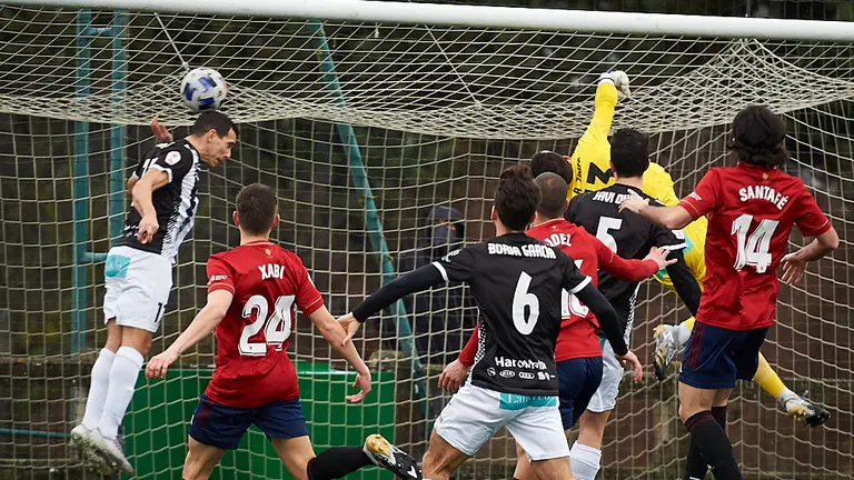 Osasuna Promesas se enfrenta al Haro Deportivo en las instalaciones de Tajonar. PABLO LASAOSA