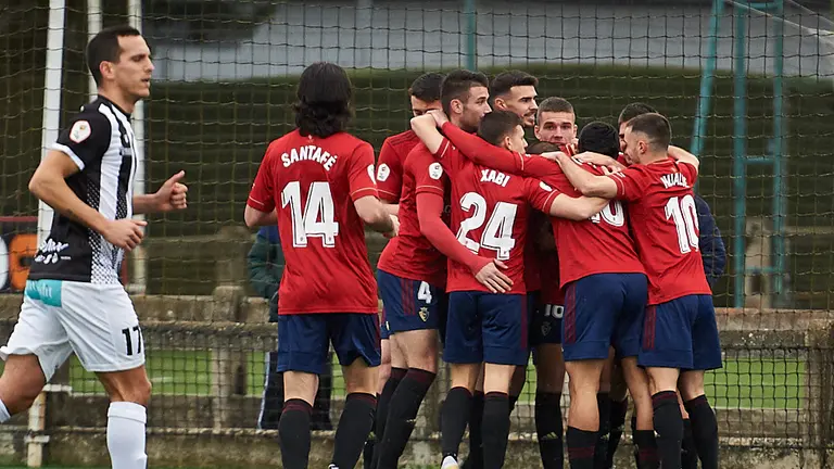 Osasuna Promesas se enfrenta al Haro Deportivo en las instalaciones de Tajonar. PABLO LASAOSA