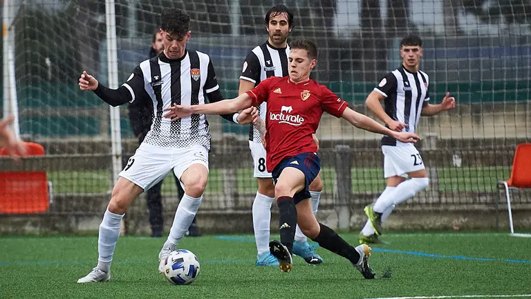 Osasuna Promesas se enfrenta al Haro Deportivo en las instalaciones de Tajonar. PABLO LASAOSA