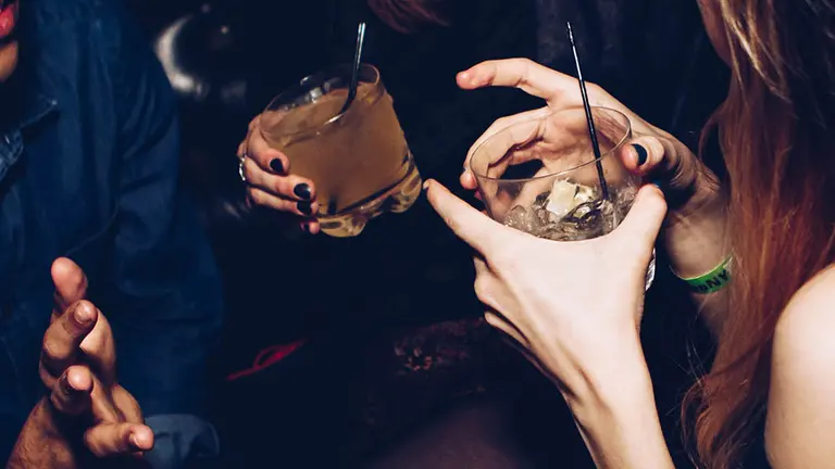 Dos personas beben alcohol en el interior de un local. ARCHIVO