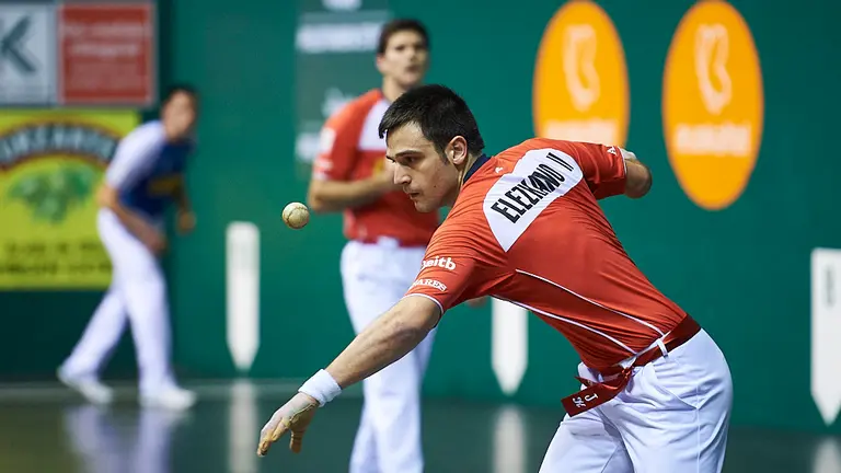 Elezkano y Zabaleta se enfrentan a Peña y Albisu en el frontón Labrit de Pamplona. PABLO LASAOSA