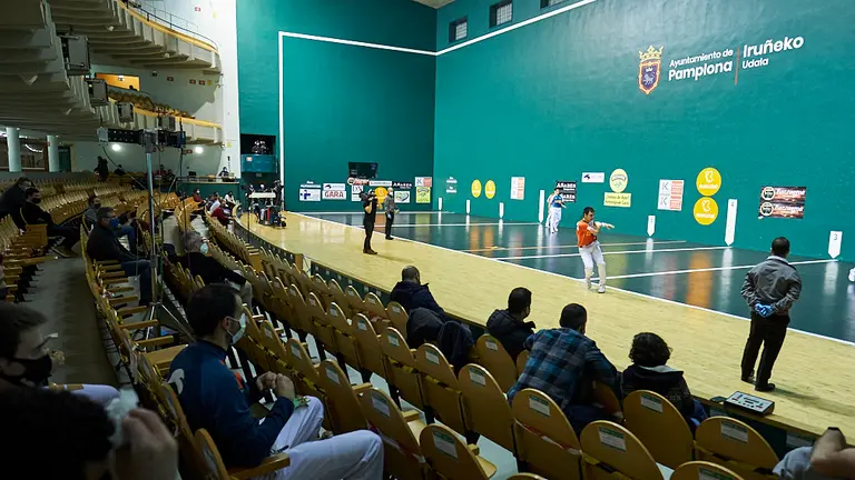 Elezkano y Zabaleta se enfrentan a Peña y Albisu en el frontón Labrit de Pamplona. PABLO LASAOSA