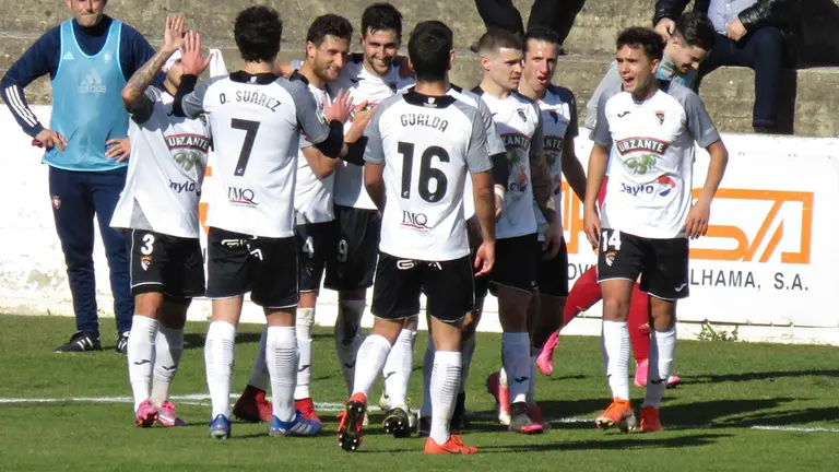 Los jugadores del Tudelano celebran un gol en su estadio. @cdtudelano