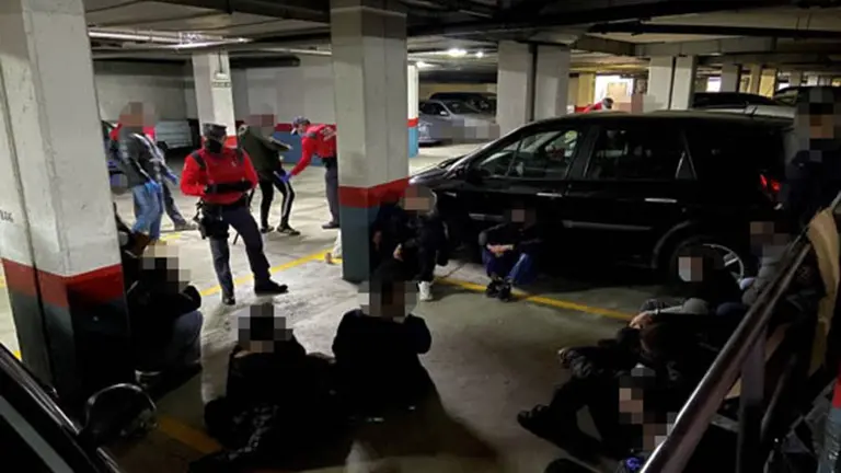 Un momento de la intervención de la Policía Foral en la fiesta ilegal en Zizur Mayor en un garaje.